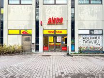 Lähikauppa on aivan talon vieressä.