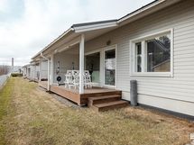 Taloyhtiö hoitaa pihatyöt, tontti rajoittuu takaa puistoon