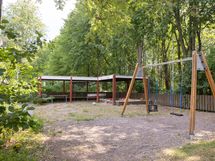 Taloyhtiön pihaa (vehreään aikaan)