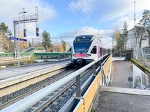 Huopalahden juna-asema parin minuutin kävelymatkan päässä.