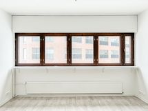 Asunnon ikkunat ovat taloyhtiön etupihalle, pohjoiseen.