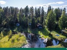 Rannassa kolme erillistä mökkiä