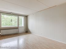 Iso olohuone eteläparvekkeella