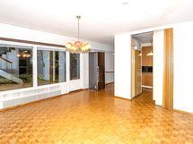 Mukavan kokoisessa olohuoneessa on suuret ikkunat sisäpihalle.