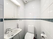 Eteisessä on lisäksi erillinen wc.