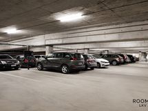 autohalli kellarikerroksessa