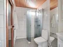 Kylpyhuone on tilava.