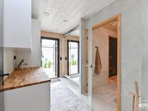 kodinhoitohuoneessa säilytystilaa peililiukuovien takana