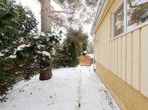 Pihaa talon oikealla sivustalla