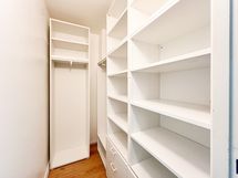 Vaatehuoneessa on reilusti säilytystilaa.