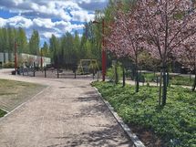 Lapsille puisto aivan vieressä