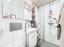 Kylpyhuoneessa liitännät pyykinpesukoneelle.