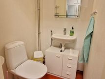 Erillinen wc lähellä ulko-ovea ja kahta makuuhuonetta