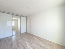 Makuuhuoneessa on säilytystilaa.