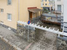 oma parkkipaikka kotioven edustalla