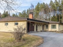 Kahden auton tallista tehty erillinen pikku kämppä