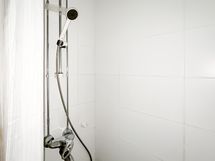 Wc ja suihkunurkkaus ovat erilliset tilat ja näin arki sujuu mukavammin.