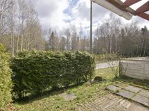 Keittiöstä kulku takapihan terassille