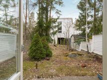 Suojaisa, asunnolle kuuluva takapiha