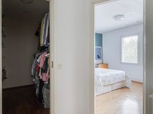 Yläkerran vaatehuone