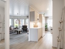 Näkymä sisäänkäynnin suunnasta eteiseen ja edelleen keittiöön ja olohuoneeseen