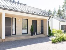 Sisäänkäynti ja erillinen lämmin varasto