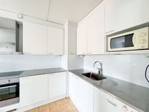 Työtasoja ja kaappitilaa on mukavasti.