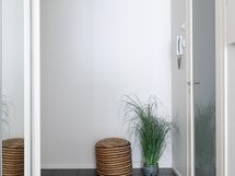 Eteisessä käytännöllinen grafiitin harmaa laattalattia.