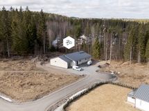 Tontti rajoittuu kahdelta puolelta metsään