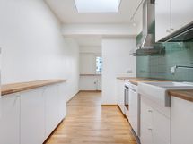 Keittiö kattoikkunalla