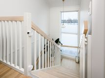 sisäportaikossa korkea ikkuna