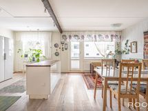 Olohuoneesta on käynti asunnon luoteeseen suuntaavalle lasitetulle parvekkeelle.