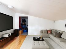 Harrastehuone yläkerrassa - virtuaalisesti stailattu