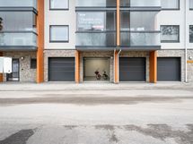 Tilava autotalli lattiakaivolla