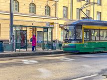 Vierestä kulkevat myös bussit sekä raitiovaunut!