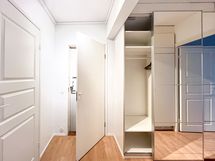 Eteisessä hyvin tilaa ulkovaatteille.