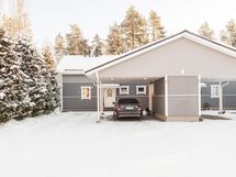 autokatos huoneiston edessä ja pihaan mahtuu hyvin