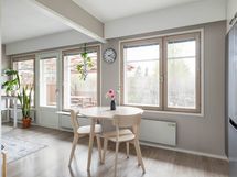 Valoisa useiden omalle pihalle antavien ikkunoiden johdosta