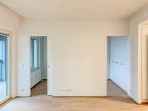 Makuuhuoneeseen kuljetaan kahden liukuoven kautta, väliin jää tilaa vaikka 180cm sängylle