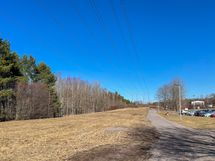 Lähiympäristöstä löytyy kivoja puistoteitä ulkoiluun. Lähellä myös  Rajakylän liikuntapuisto.