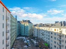 Ikkunoista aukeaa hienot kaupunkinäkymät Aadolfinkadun suuntaan.