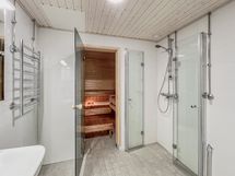 Kylpyhuone ja erillinen wc on modernit