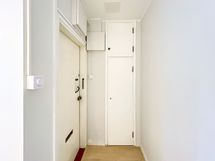 Eteistila on kompakti ja siellä on kiintokaappi.