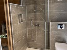 Sadesuihku, seinä-wc