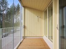 Tilava lasitettu yläkerran parveke