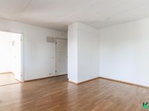 Olohuone on valoisa ja toimiva