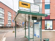 Bussipysäkki on muutaman sadan metrin päässä, josta pääsee Helsingin keskustaan.