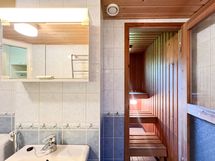 Asunnossa on oma sauna.