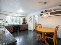 Keittiön yhteydessä on tilaa ruokailuryhmälle