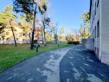 Näkymä taloyhtiön pihamaalta